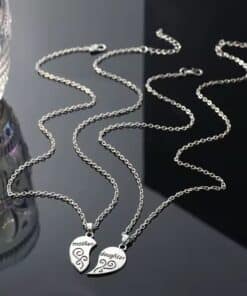 mother daughter ketting hartje tafel